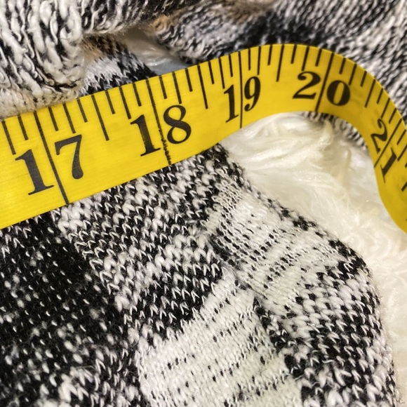 SHANNON FORD NEW YORK Black & White CHECKERED SWEATER Hi Low Hem Sz M EUC - Picture 9 of 12